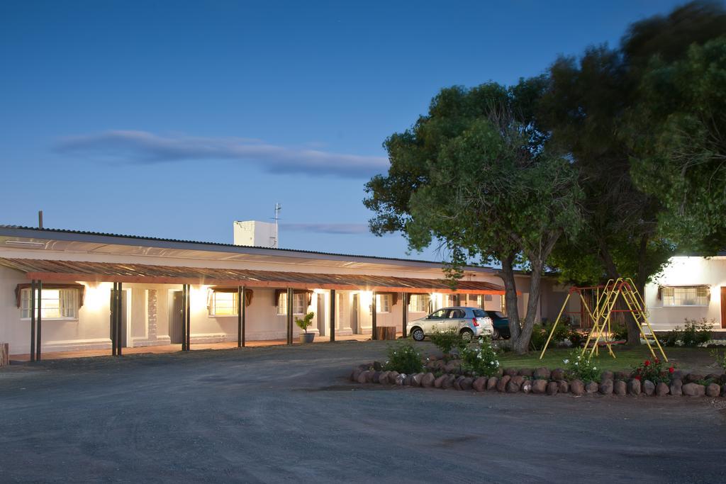 Wagon Wheel Country Lodge Бофорт-Уэст Экстерьер фото