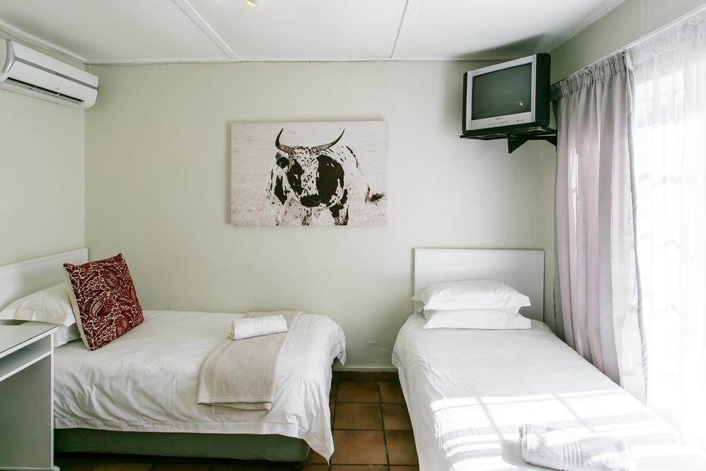 Wagon Wheel Country Lodge Бофорт-Уэст Экстерьер фото