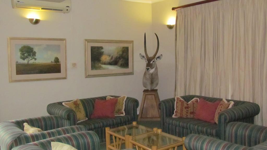 Wagon Wheel Country Lodge Бофорт-Уэст Экстерьер фото